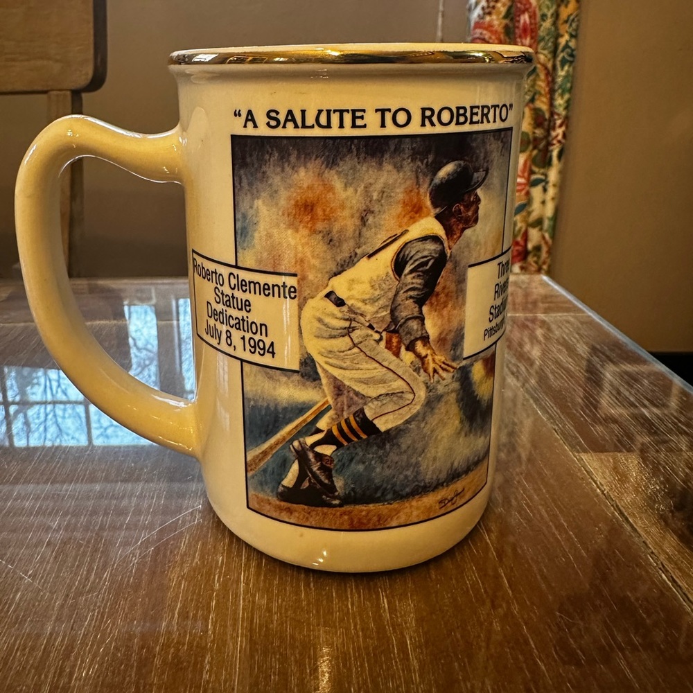 1994 Roberto Clemente Pittsburgh Pirates mug cream colored